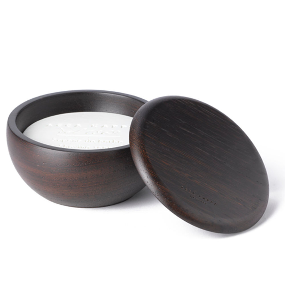 Drewniana miska z mydłem do golenia